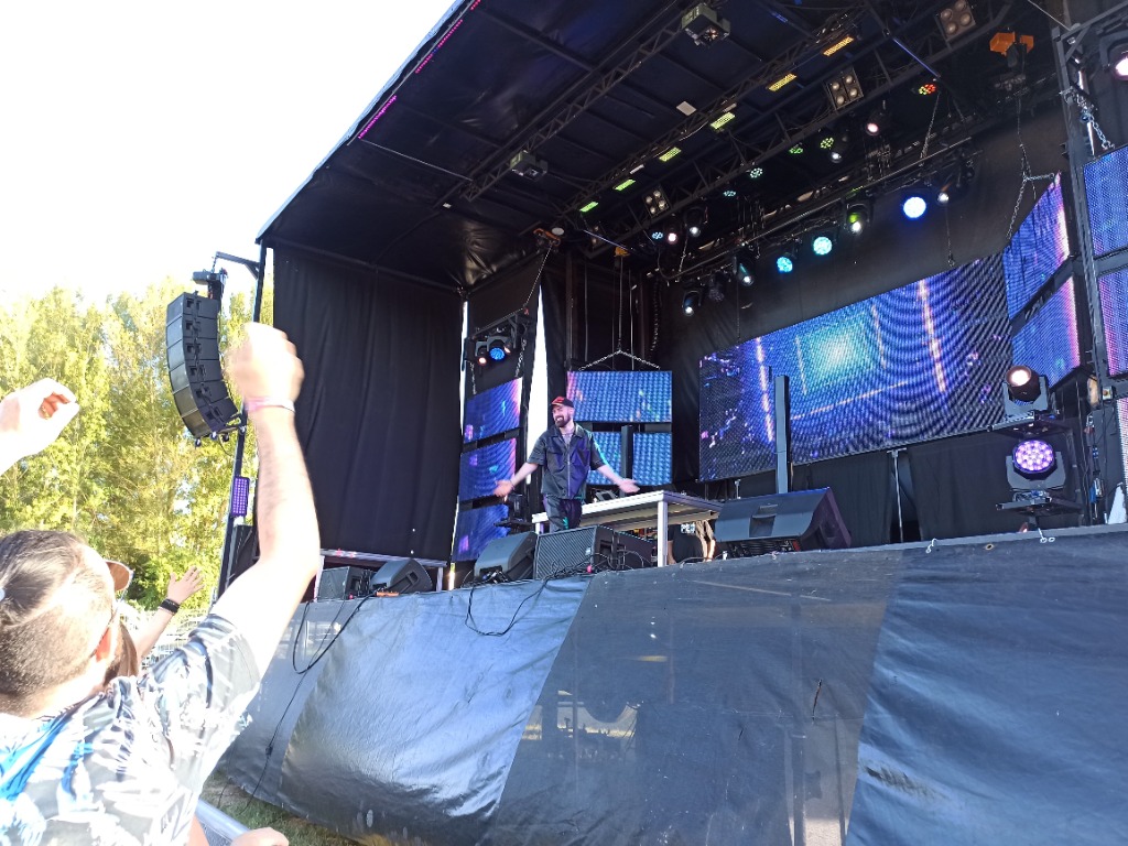 DJ Realx en el escenario