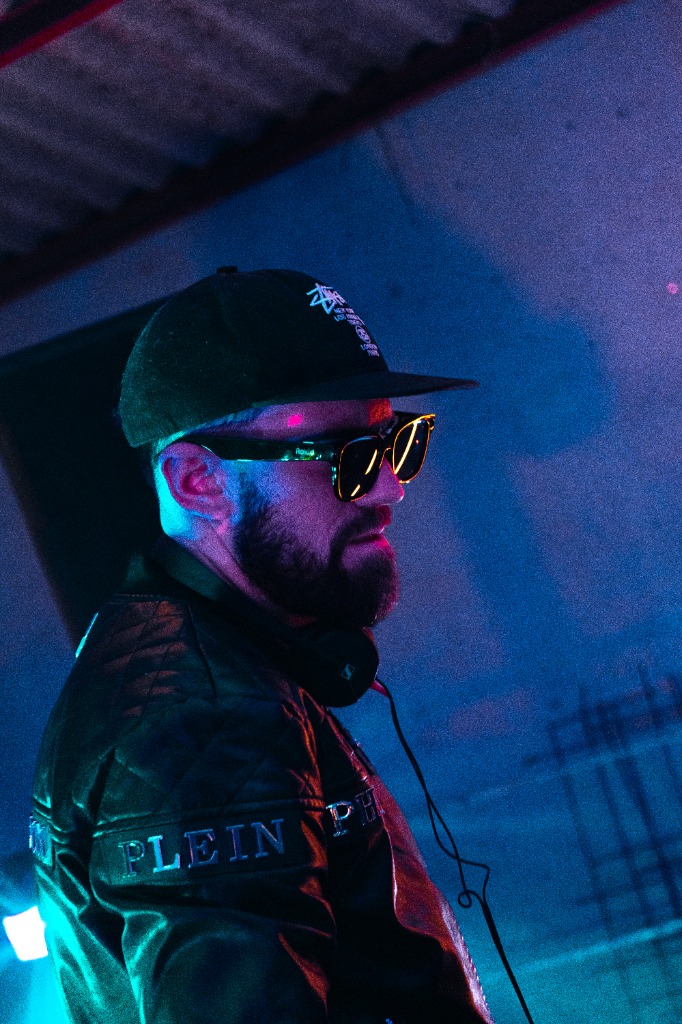 DJ Realx en cabina club